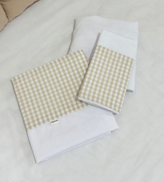 Sabanas de Practicuna Cuadrille beige y blanco Personalizada
